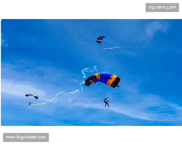跳伞世锦赛现“空中拥抱”，法国选手浪漫举动引热议
